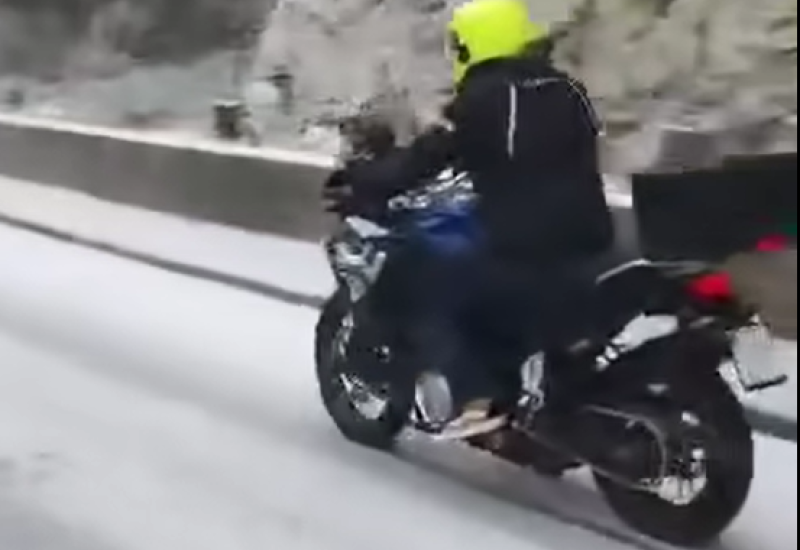 Zimski rally na splitskom asfaltu: Motociklist odlučio testirati ljetne gume na snijegu
